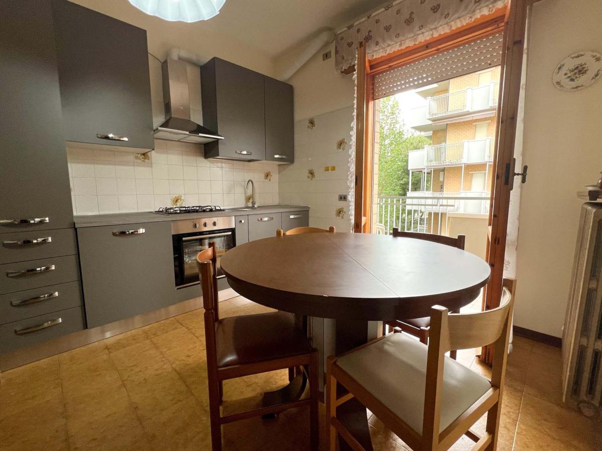 Cucina con tavolo rotondo in Evangelisti Casa a Bellaria-Igea Marina