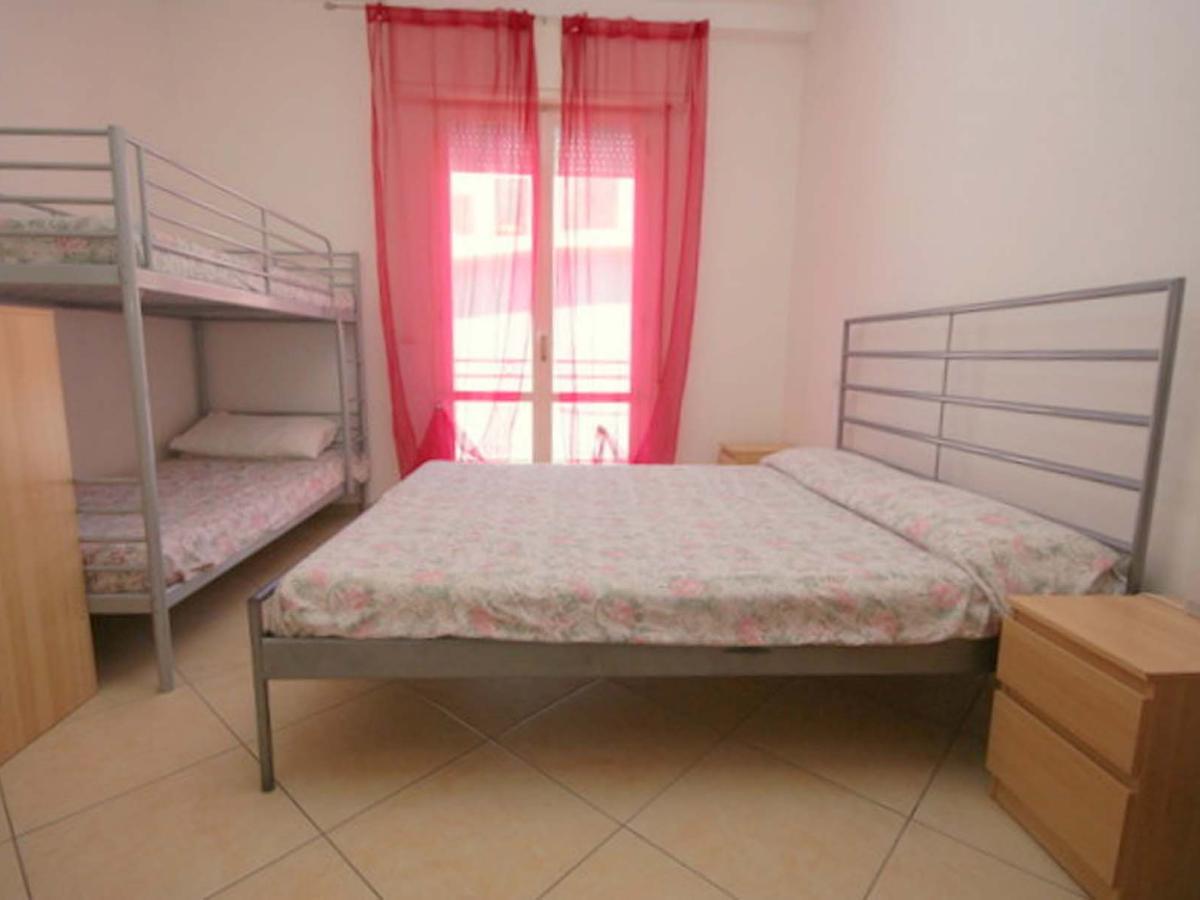 Camera da letto con letto matrimoniale e letto a castello in Evangelisti Casa, Bellaria-Igea Marina