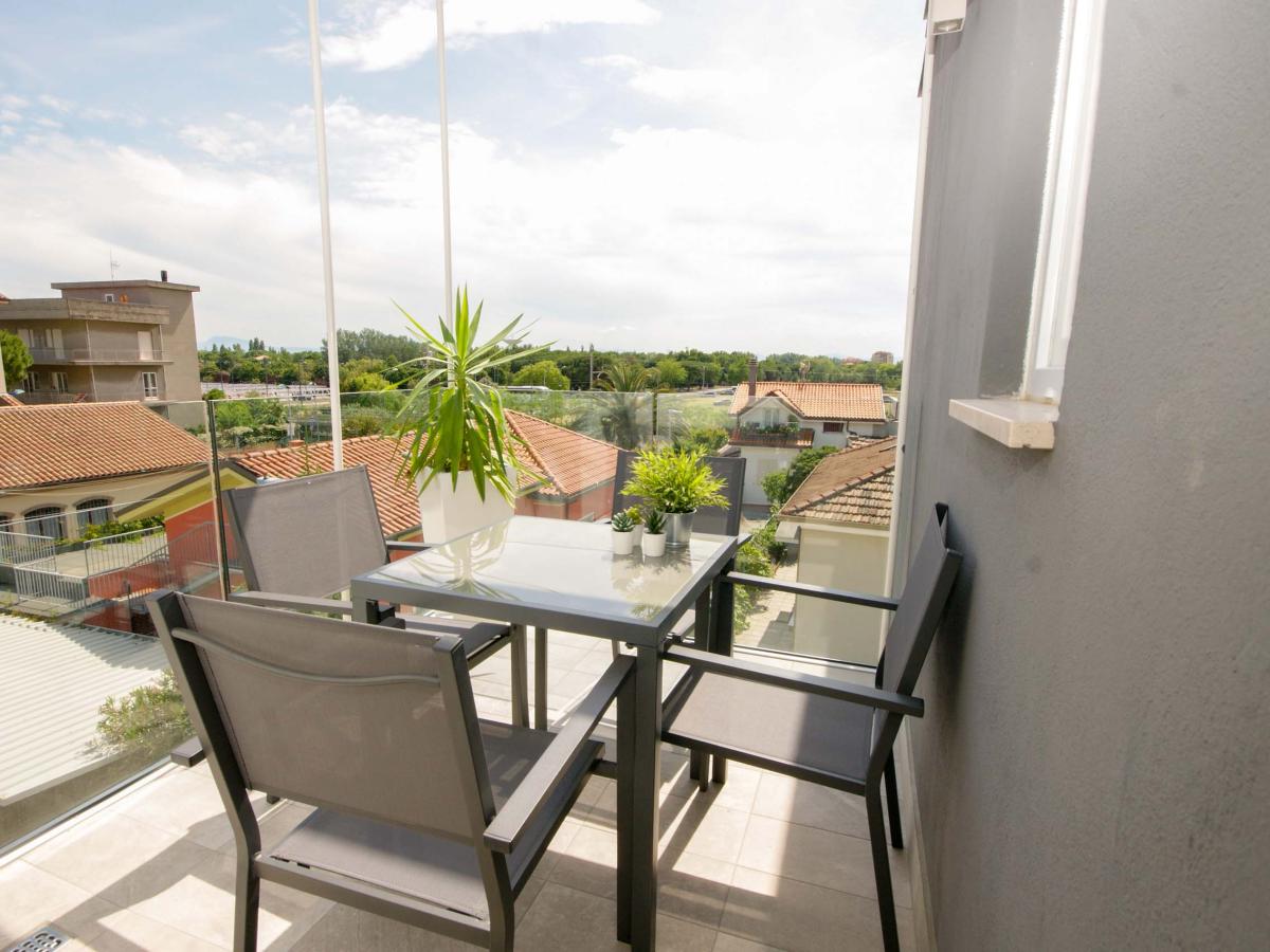 Balcone con tavolo e sedie a Evangelisti Casa a Bellaria-Igea Marina