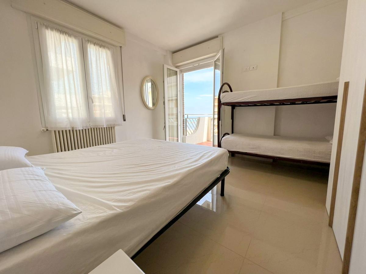 Camera con letto matrimoniale e letto a castello in Evangelisti Casa Bellaria-Igea Marina