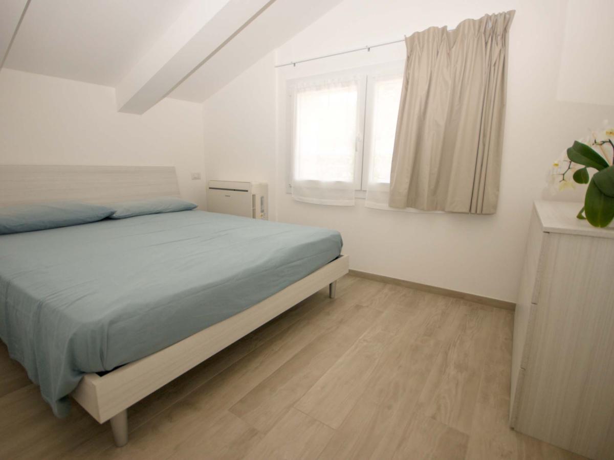 Camera da letto con letto matrimoniale in Evangelisti Casa a Bellaria-Igea Marina