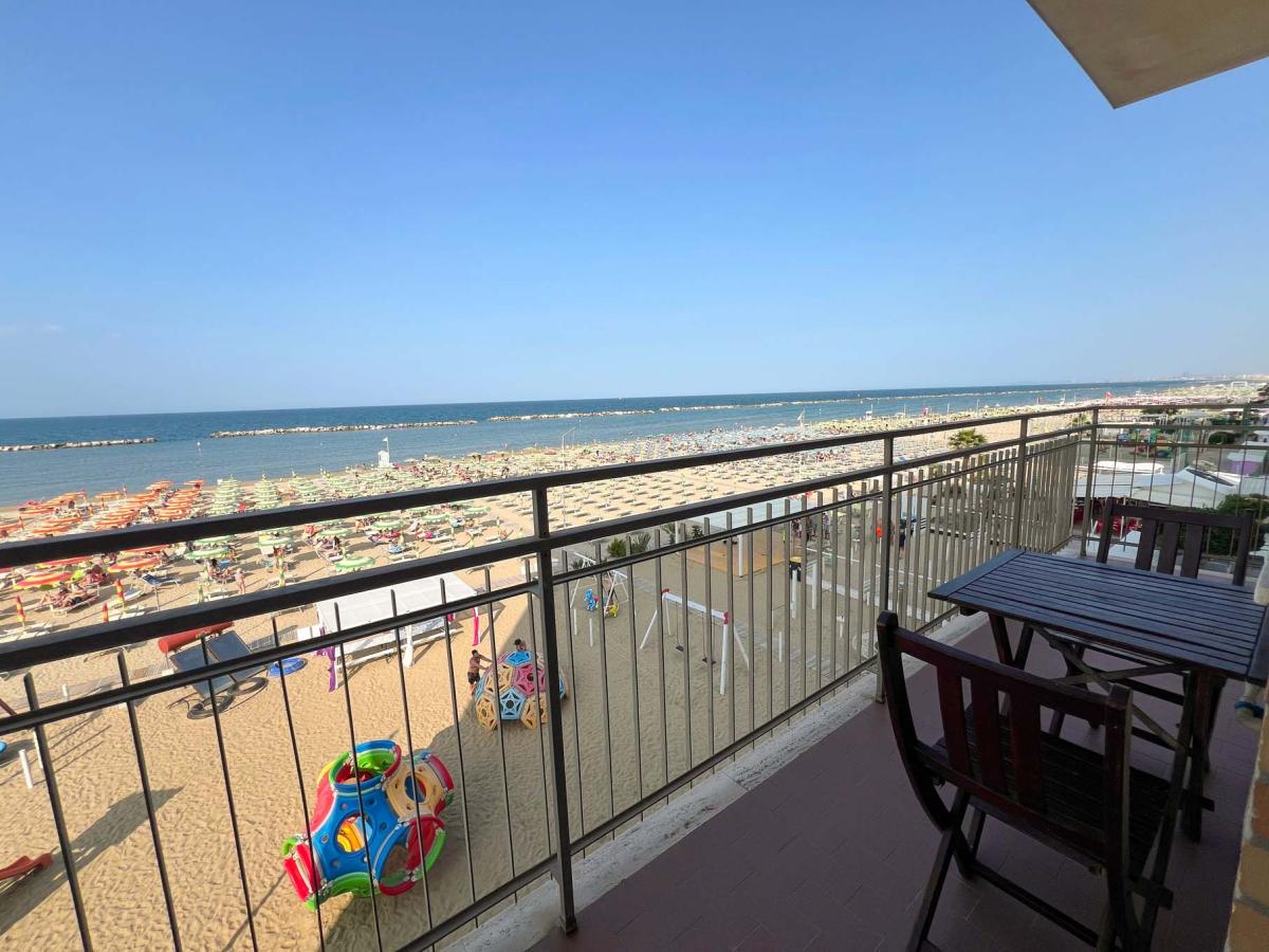 Balcone con tavolo e sedie, vista su spiaggia e mare a Evangelisti Casa Bellaria-Igea Marina