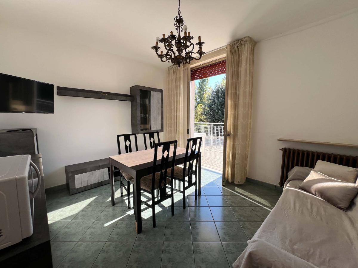 Zona pranzo con tavolo e sedie in Evangelisti Casa Bellaria-Igea Marina