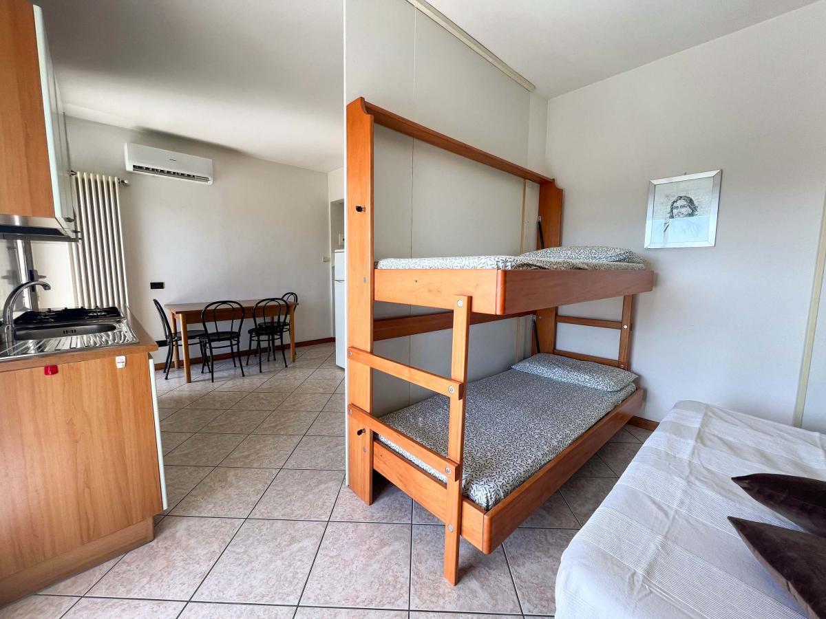 Evangelisti Casa Bellaria-Igea Marina stanza con letto a castello e angolo cottura