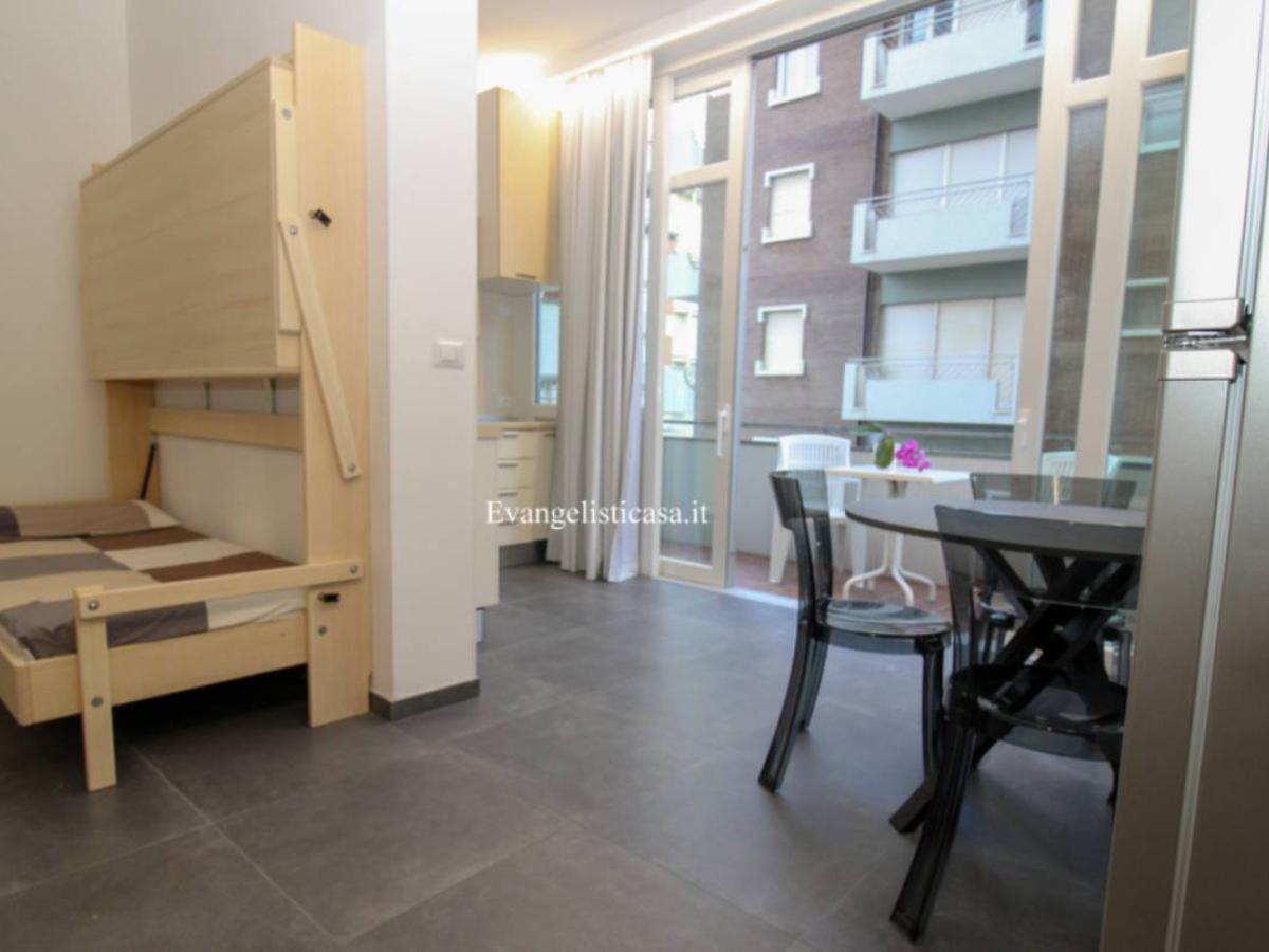 Camera moderna con letto pieghevole e balcone in Evangelisti Casa Bellaria-Igea Marina