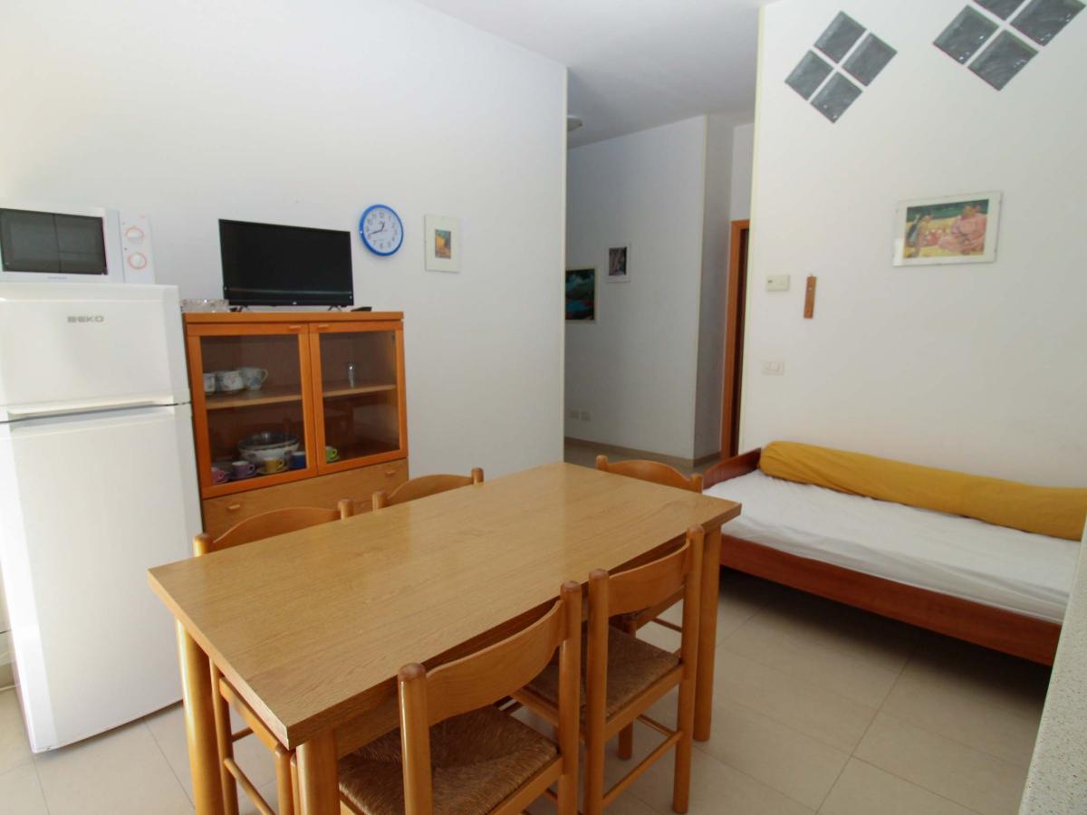 Evangelisti Casa Bellaria-Igea Marina zona pranzo con tavolo, sedie e divano