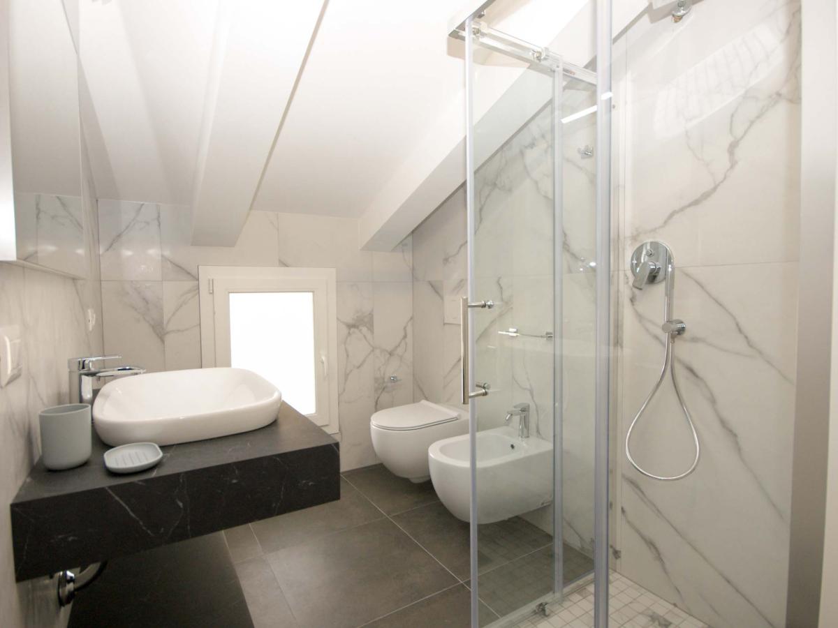 Bagno moderno di Evangelisti Casa a Bellaria-Igea Marina con doccia e lavabo