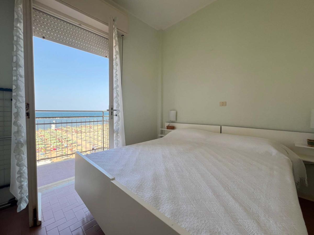 Camera da letto con vista mare da Evangelisti Casa a Bellaria-Igea Marina
