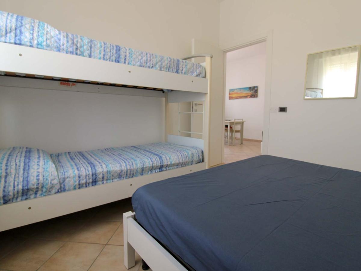 Camera da letto con letto a castello e letto matrimoniale presso Evangelisti Casa a Bellaria-Igea Marina