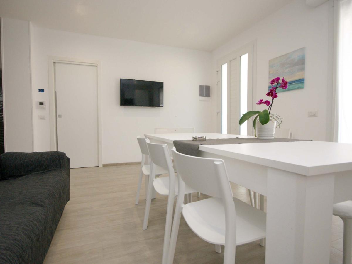 Area soggiorno moderna presso Evangelisti Casa a Bellaria-Igea Marina con tavolo bianco e TV