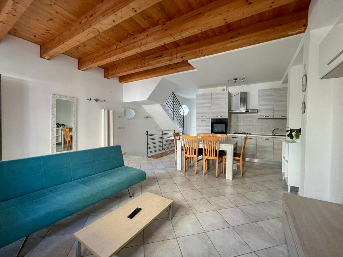 Evangelisti Casa | Bellaria-Igea Marina soggiorno con soffitto in legno e cucina aperta