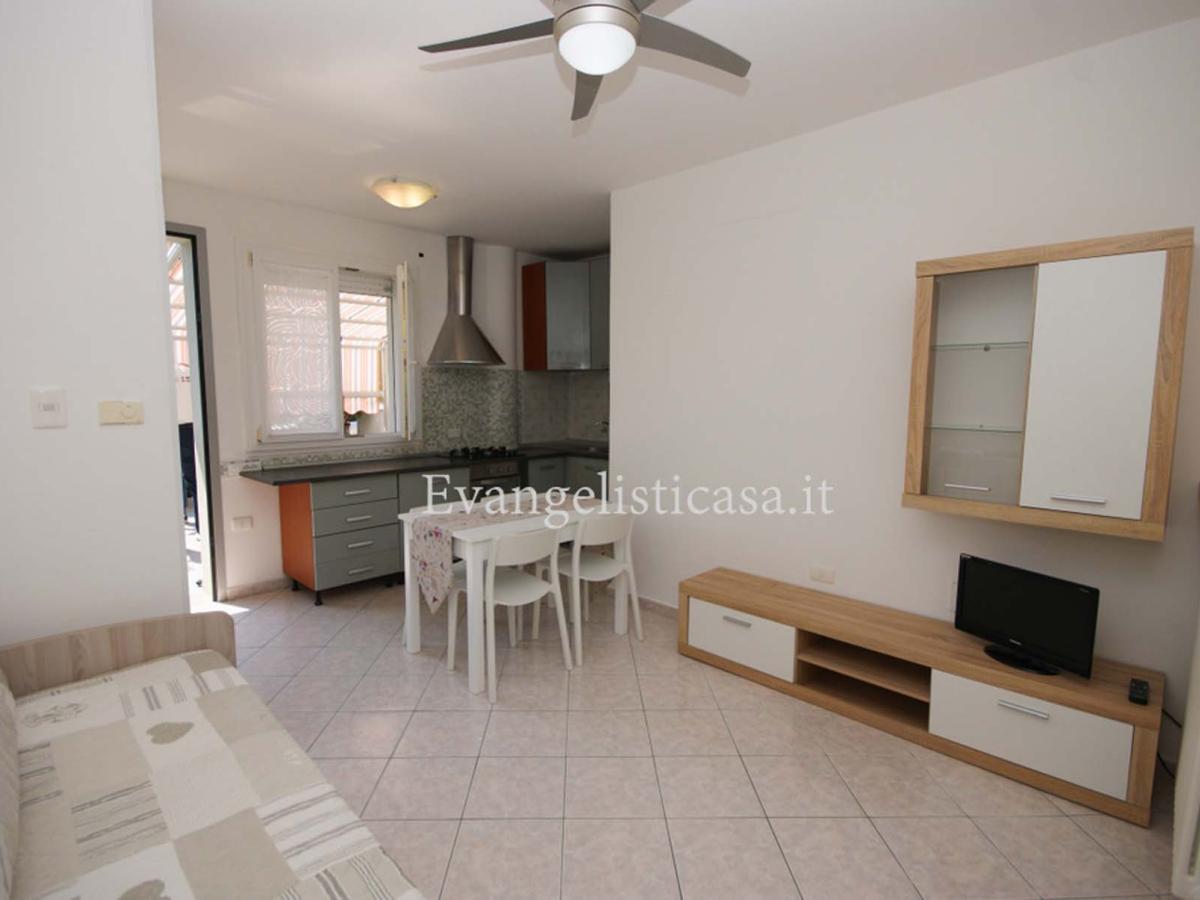 Cucina e soggiorno moderni in Evangelisti Casa Bellaria-Igea Marina