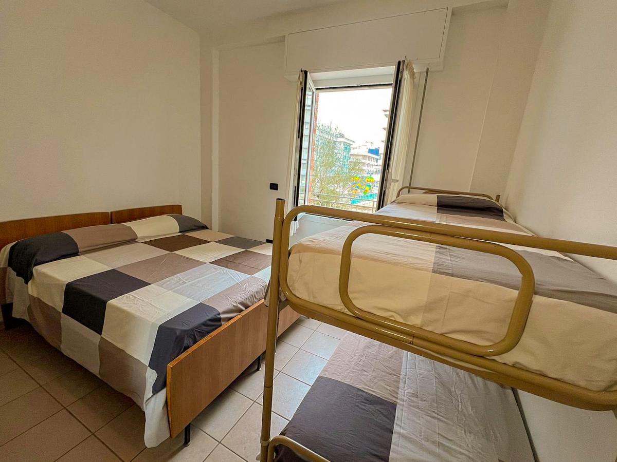 Camera da letto con letto matrimoniale e letto a castello Evangelisti Casa Bellaria-Igea Marina