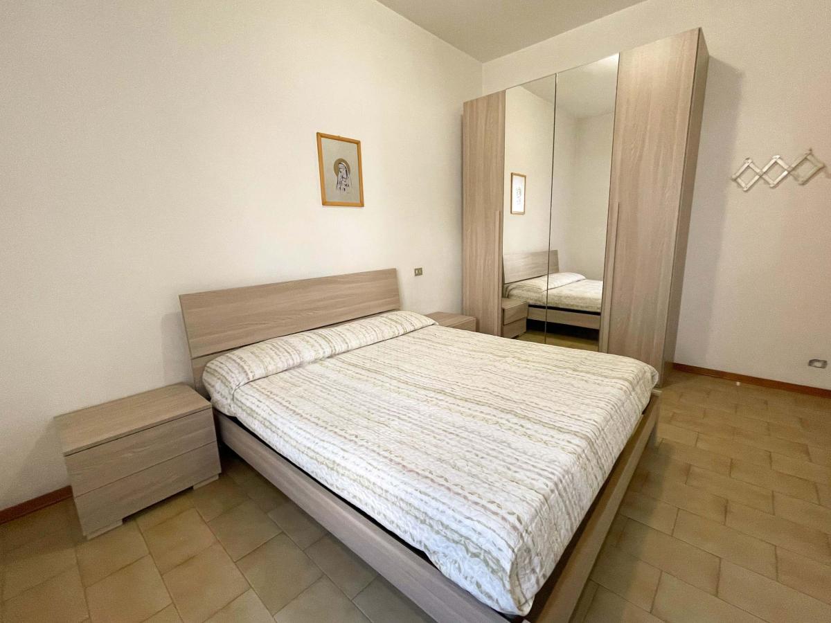 Camera da letto con letto e armadio con specchio in Evangelisti Casa | Bellaria-Igea Marina