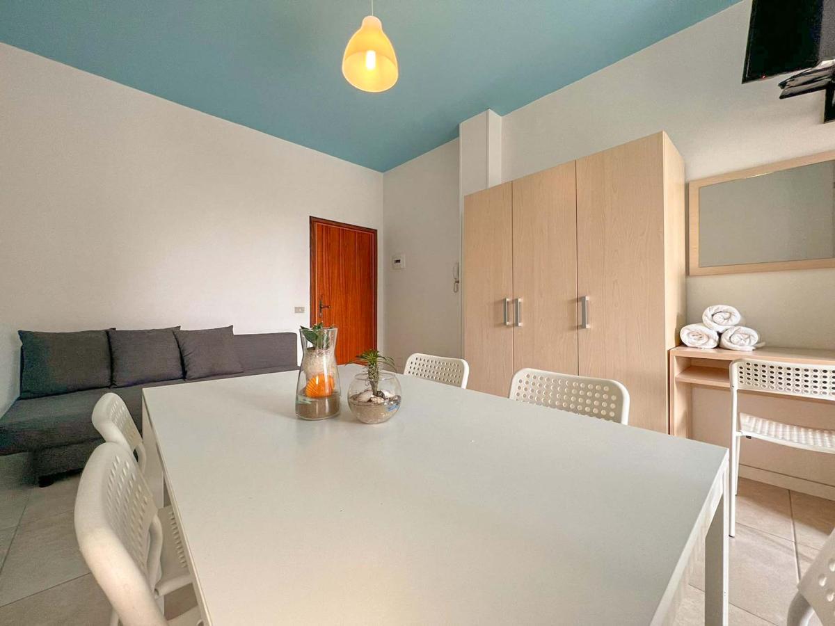 Vista interna della sala da pranzo a Evangelisti Casa a Bellaria-Igea Marina con tavolo e sedie.