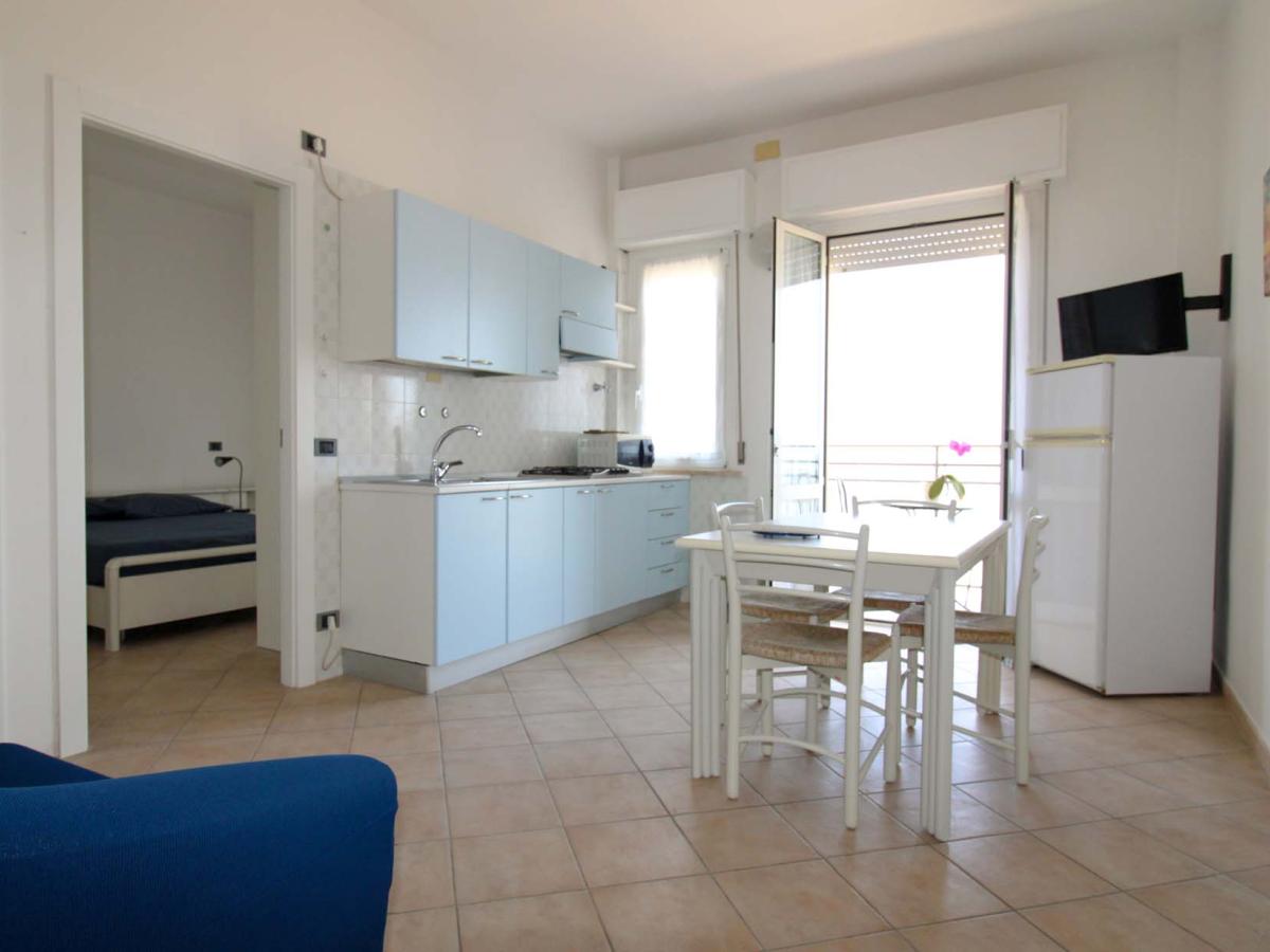 Evangelisti Casa Bellaria-Igea Marina cucina luminosa con sedia blu