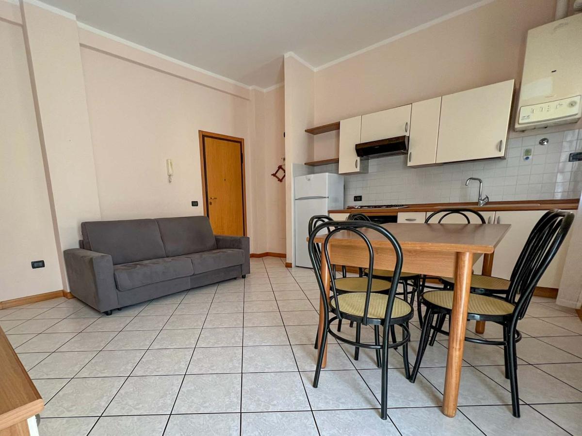 Soggiorno con angolo cottura e zona pranzo in Evangelisti Casa Bellaria-Igea Marina