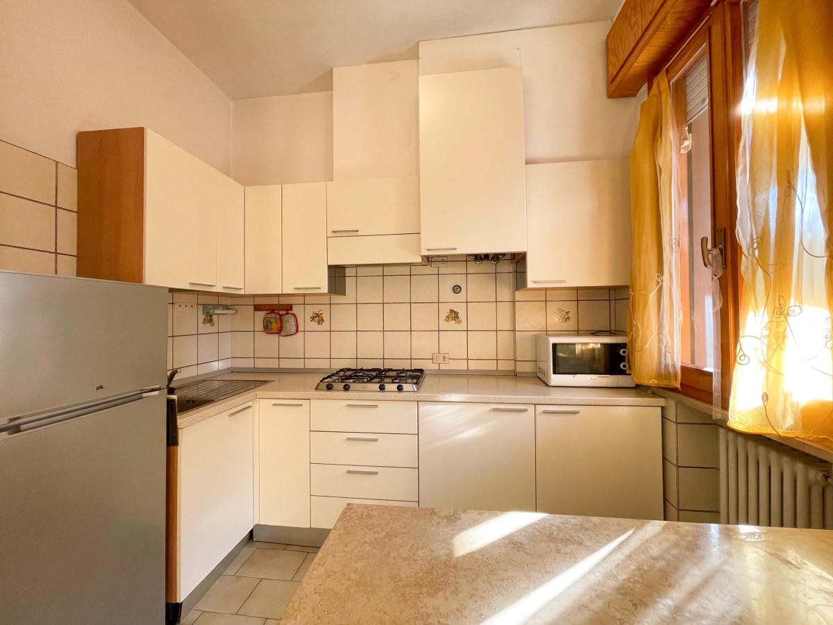 Cucina moderna presso Evangelisti Casa a Bellaria-Igea Marina con luce naturale