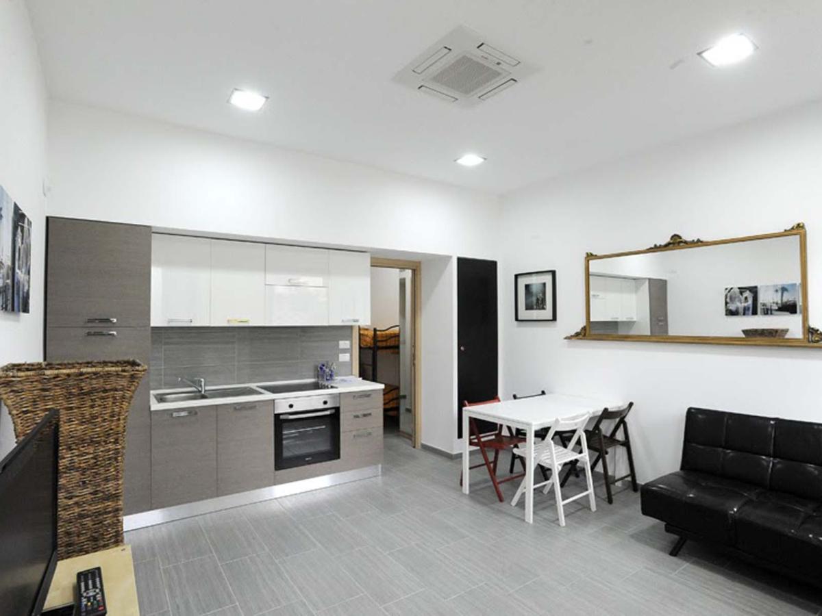 Soggiorno con cucina moderna da Evangelisti Casa a Bellaria-Igea Marina