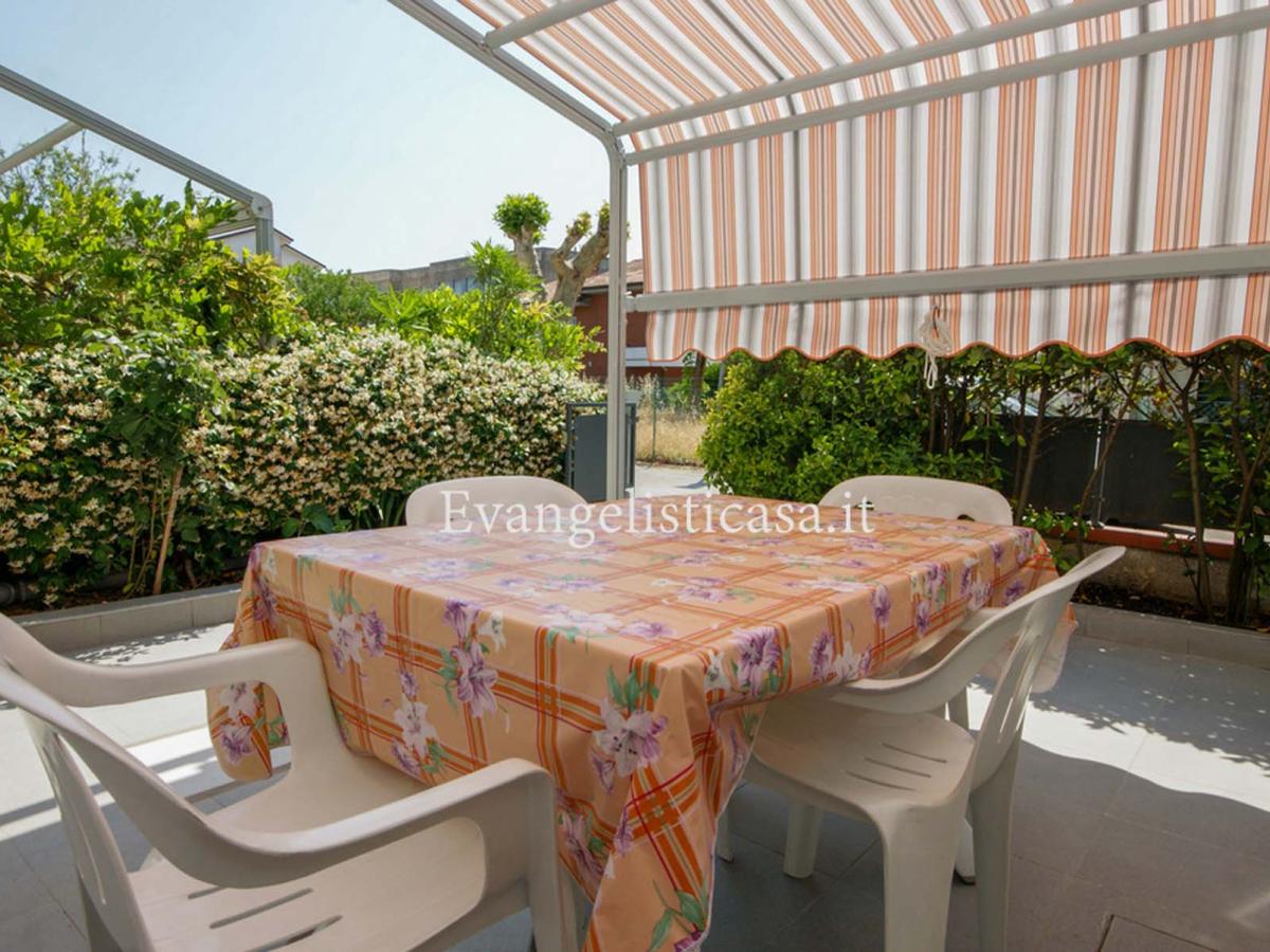 Terrazza con tavolo e sedie da Evangelisti Casa Bellaria-Igea Marina