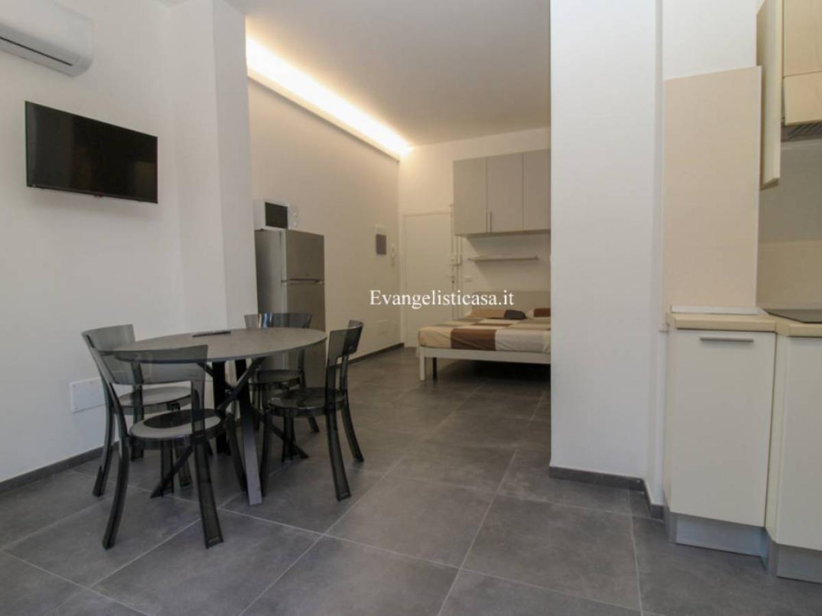 Zona pranzo moderna in Evangelisti Casa Bellaria-Igea Marina con angolo cottura e TV