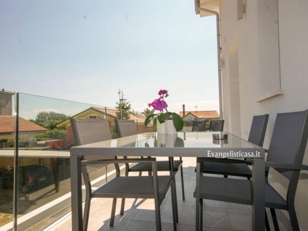 Balcone Evangelisti Casa con tavolo e sedie a Bellaria-Igea Marina