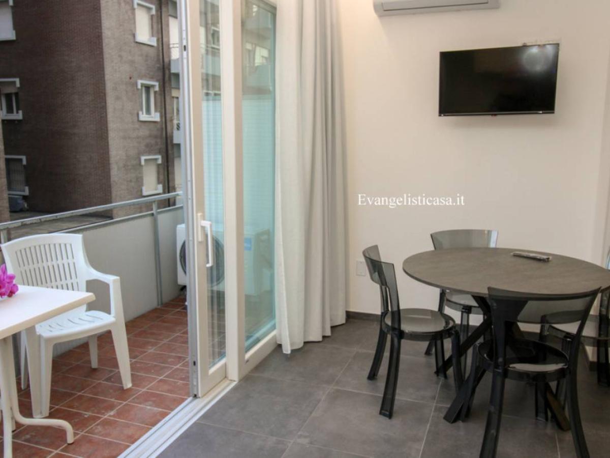 Zona pranzo moderna con balcone a Evangelisti Casa Bellaria-Igea Marina