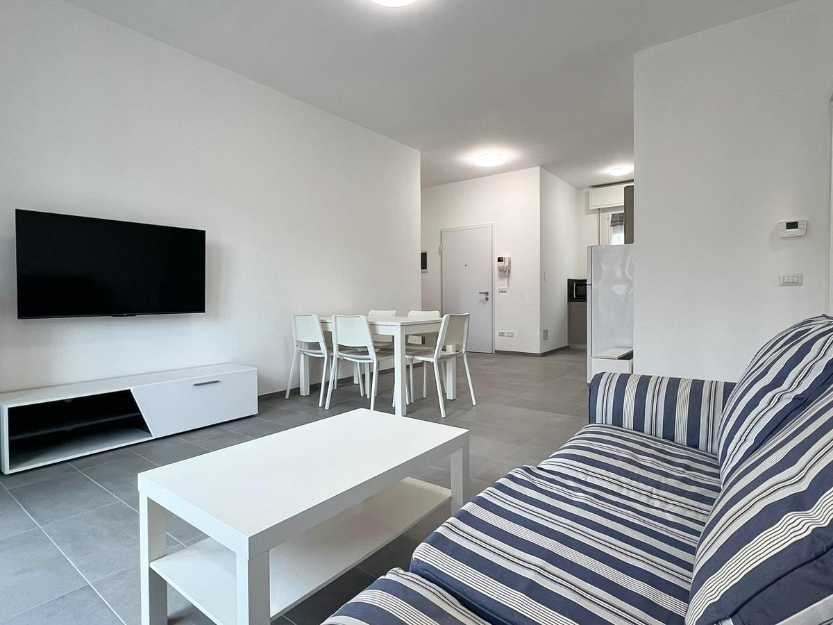 Soggiorno moderno con divano a righe da Evangelisti Casa a Bellaria-Igea Marina