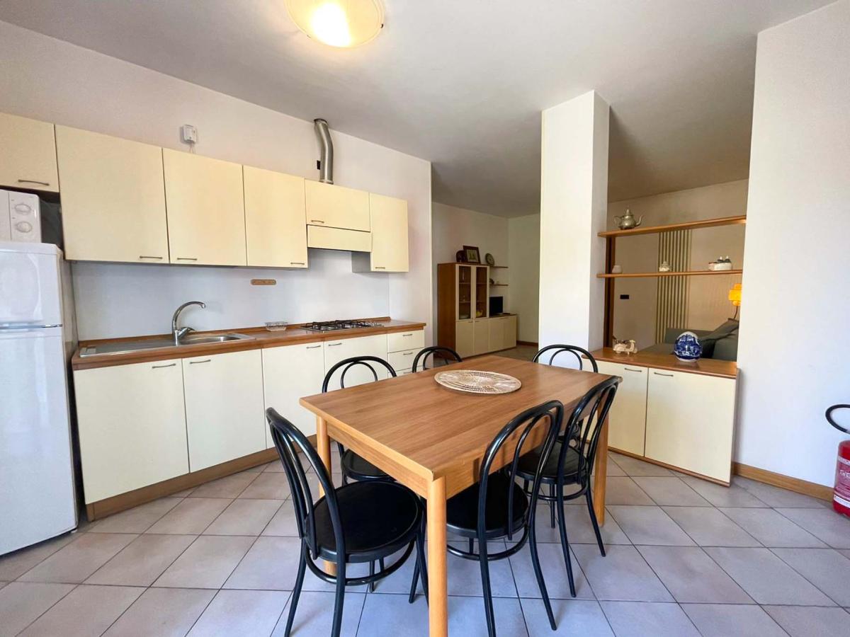 Cucina con tavolo da pranzo in Evangelisti Casa Bellaria-Igea Marina