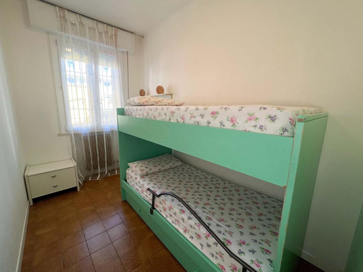 Evangelisti Casa Bellaria-Igea Marina stanza con letto a castello verde e finestra