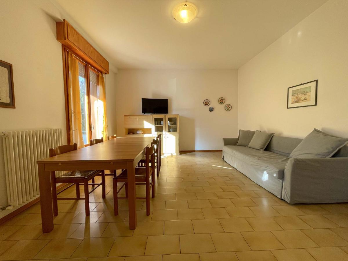 Soggiorno con tavolo e divano in Evangelisti Casa Bellaria-Igea Marina