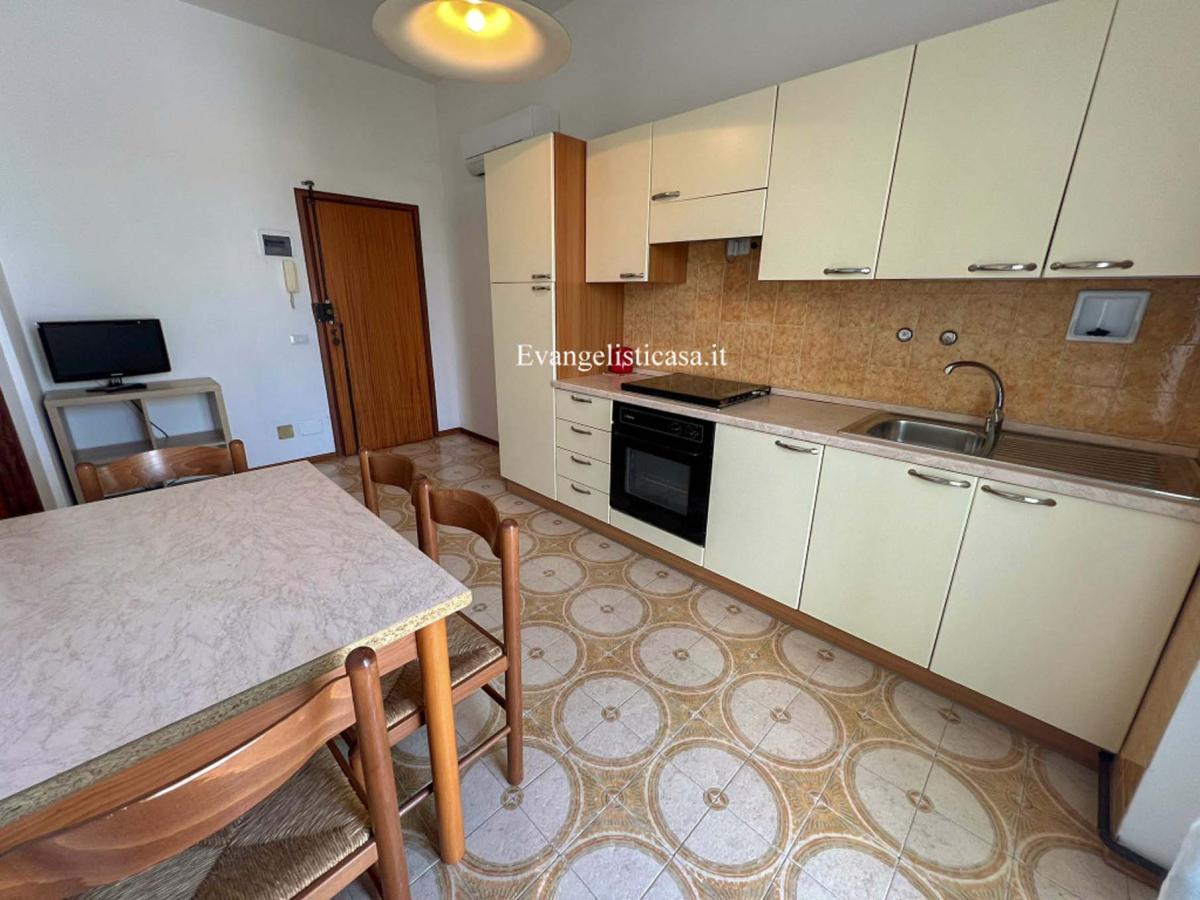 Cucina con tavolo e sedie in Evangelisti Casa Bellaria-Igea Marina