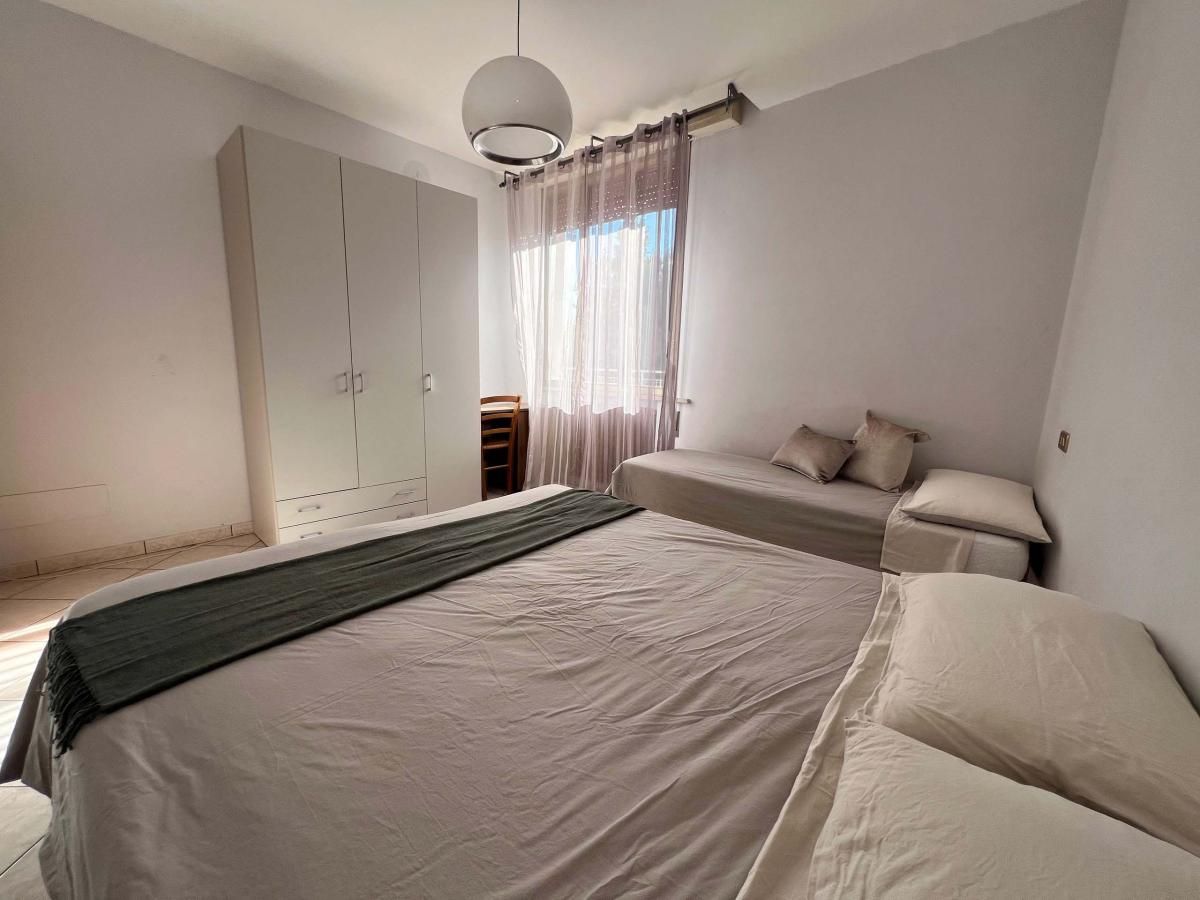 Camera da letto con letti e armadio presso Evangelisti Casa Bellaria-Igea Marina