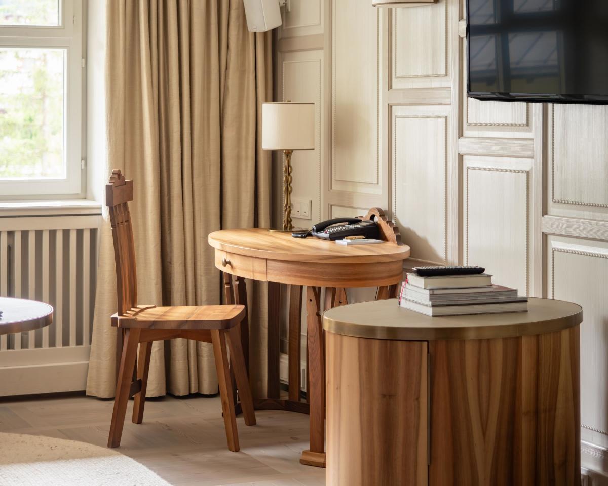 Hotel Post Lech: Elegant room with desk, chair and television