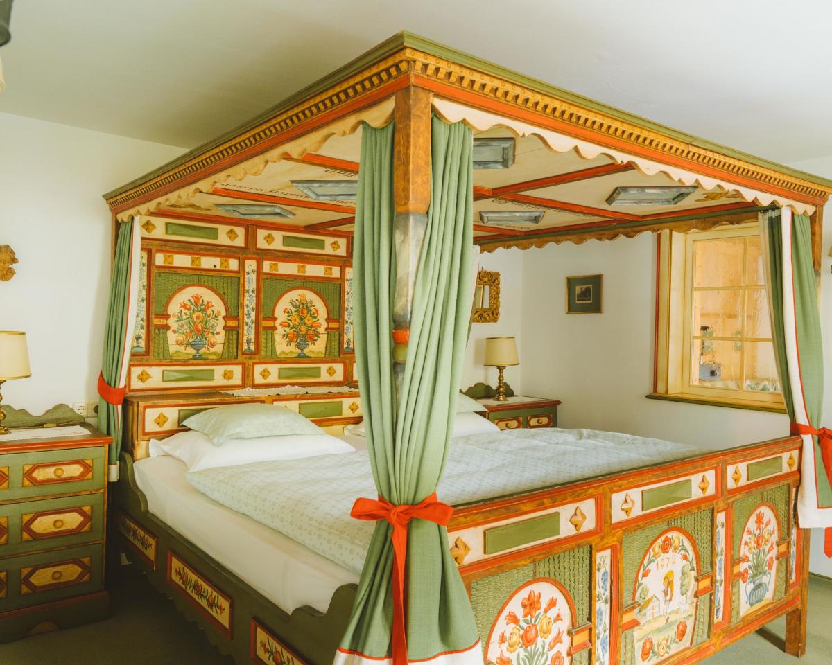 Hotel Post Lech: Traditionelles Zimmer mit kunstvoll verziertem Himmelbett