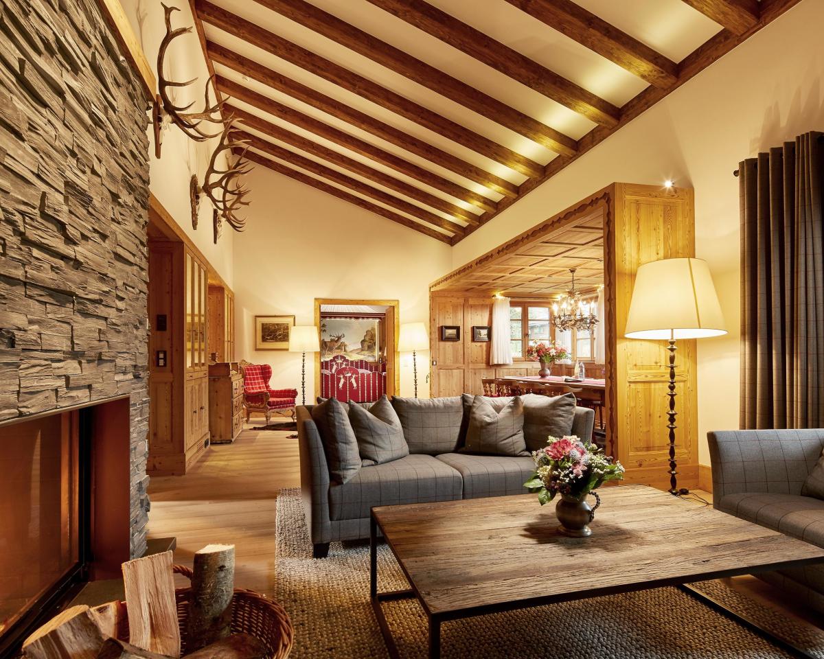 Hotel Post Lech: Cozy lounge with fireplace, sofas and exposed wooden beams