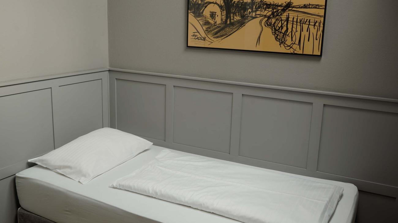 Luis v. Weyden Schlafzimmer mit Doppelbett und minimalistischer Einrichtung