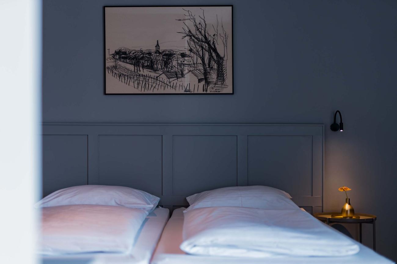 Schlafzimmer mit Luis v. Weyden Kunst über dem Bett und sanfter Beleuchtung