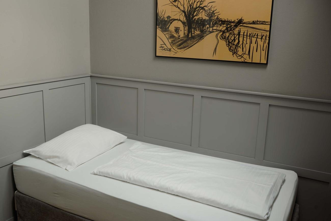 Luis v. Weyden Schlafzimmer mit Doppelbett und minimalistischer Einrichtung