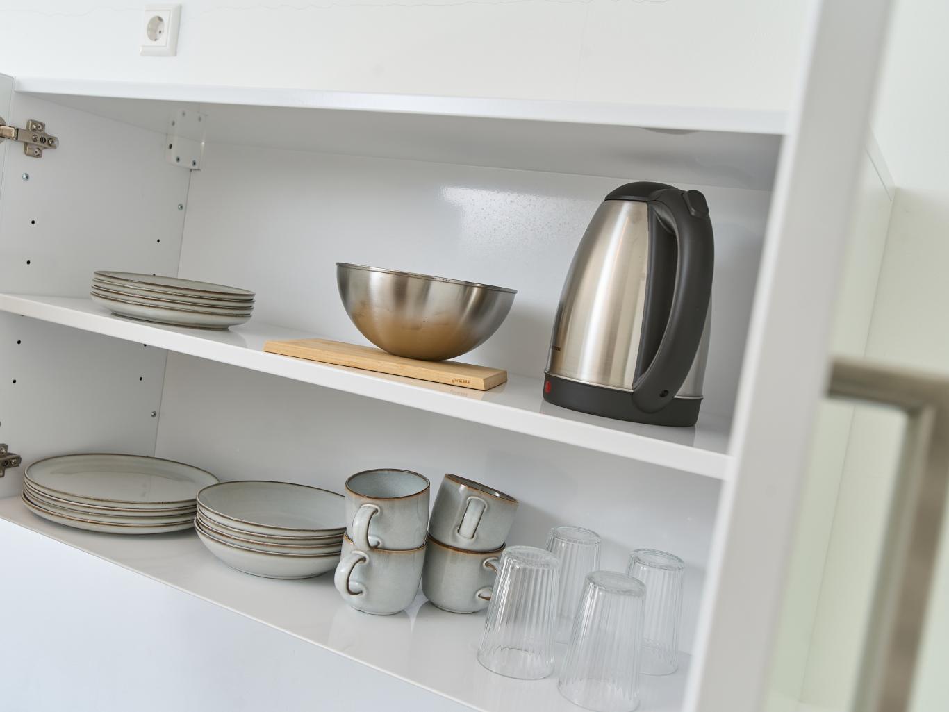 LIVINGBOXX® mit Wasserkocher, Schüsseln, Geschirr, Tassen und Gläsern im Küchenschrank