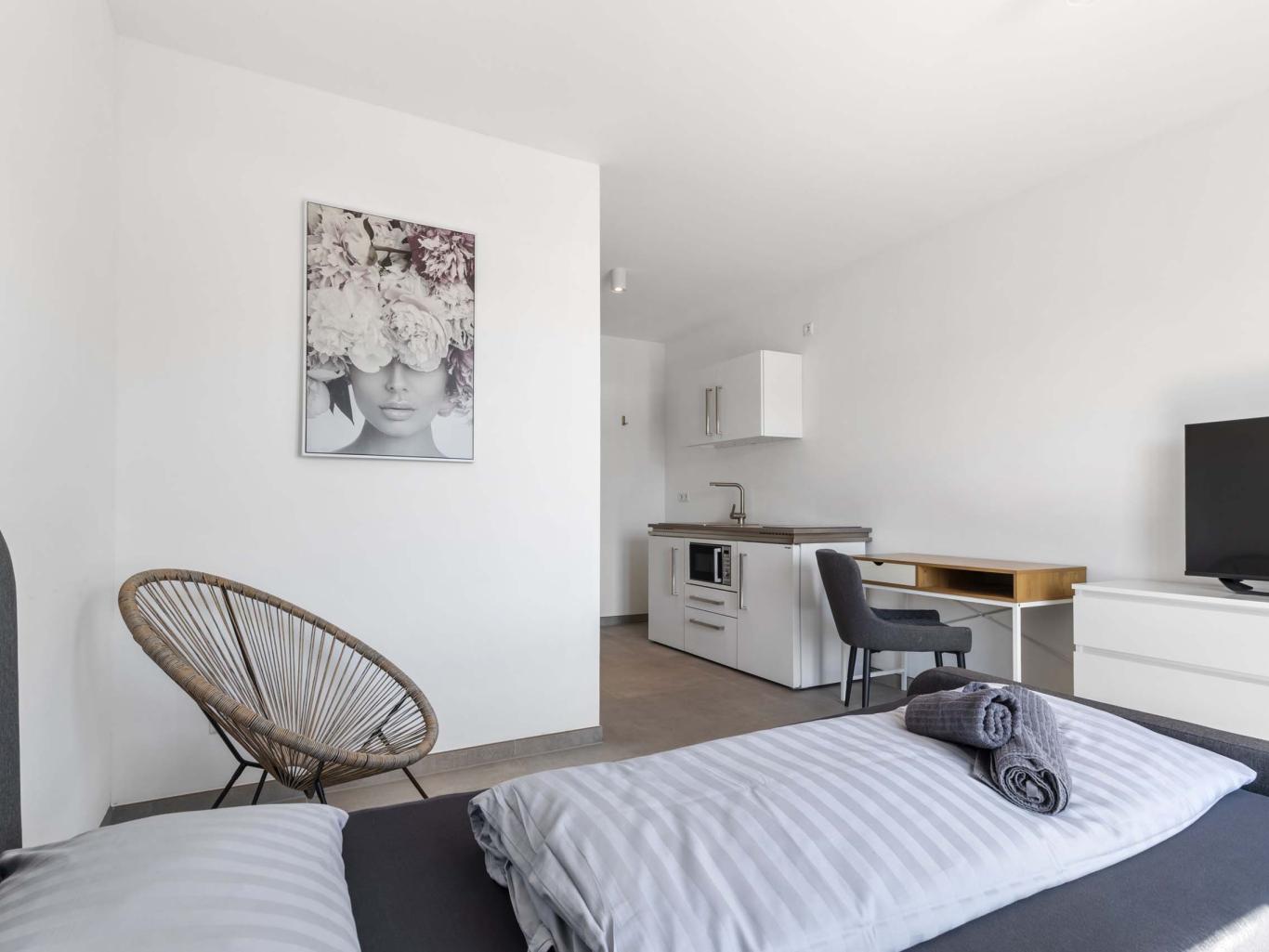 Schlichtes Schlafzimmer mit moderner Einrichtung und LIVINGBOXX® Design