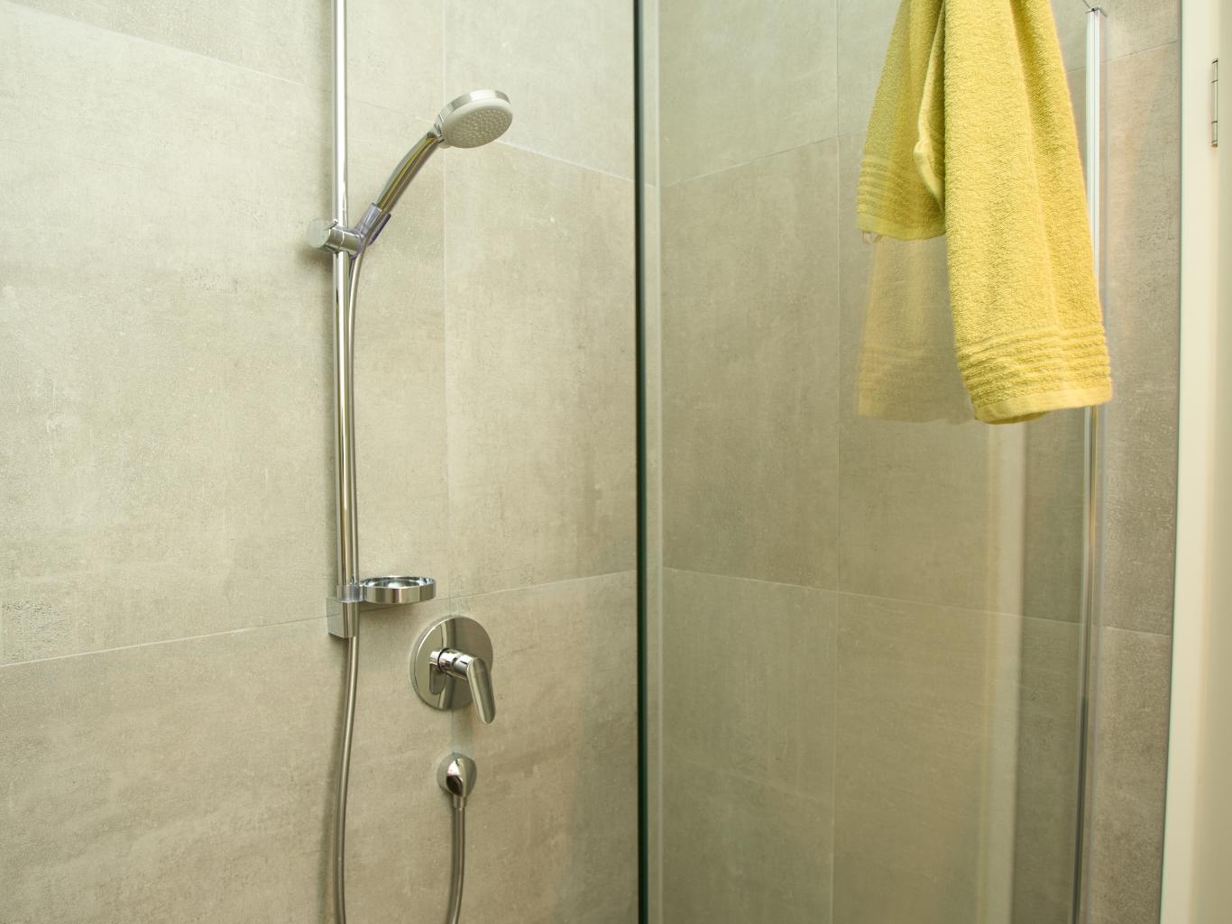 LIVINGBOXX® mit bodengleicher Dusche und gelbem Handtuch