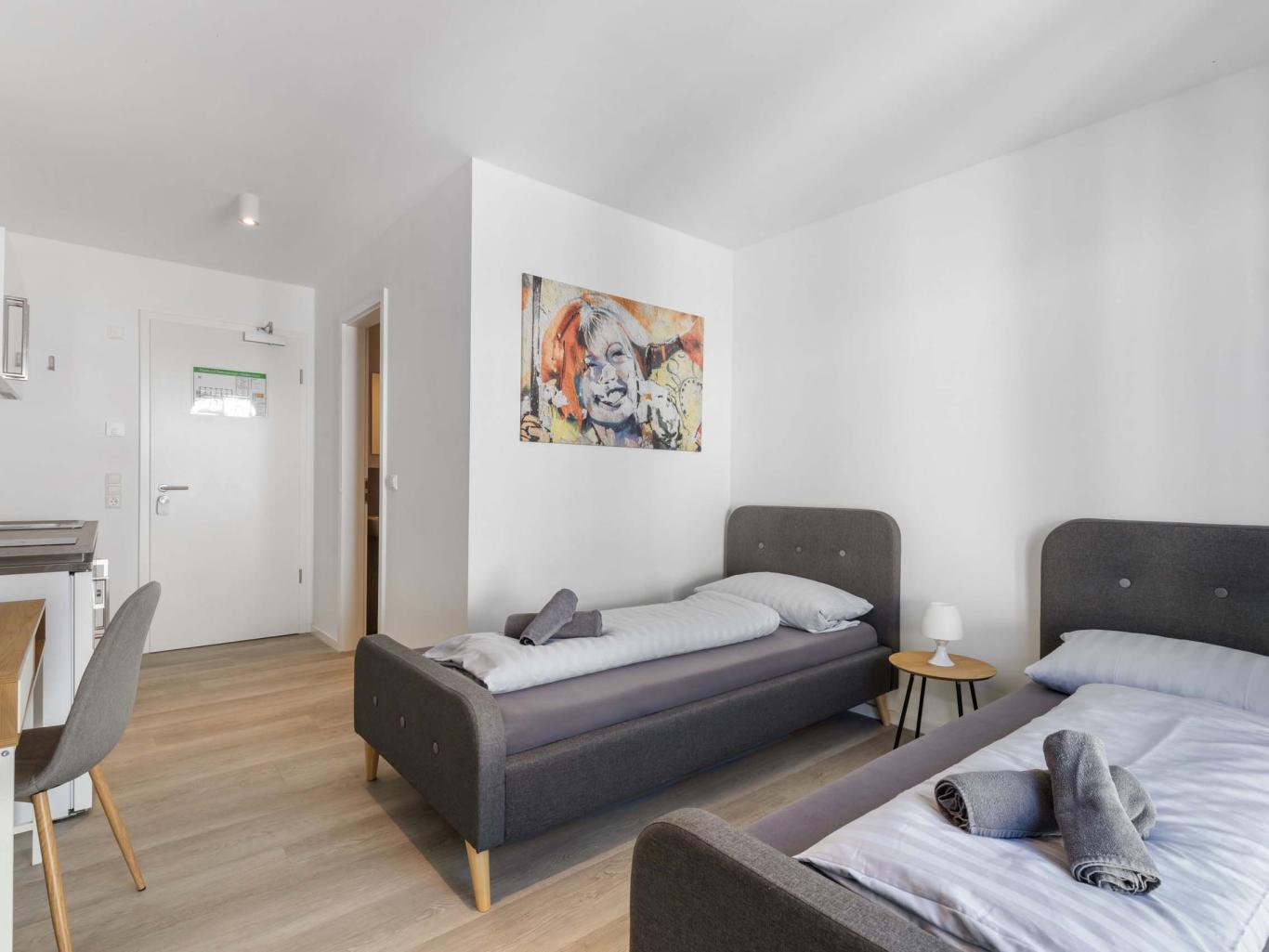 Zweibettzimmer mit moderner Einrichtung im LIVINGBOXX® Apartment