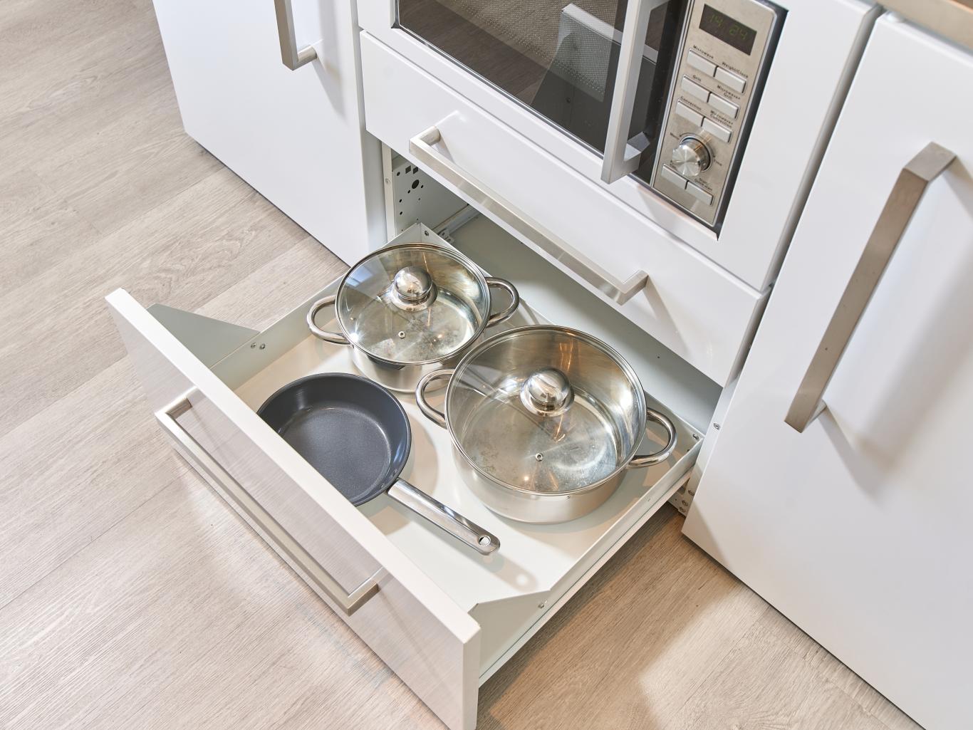 LIVINGBOXX®-Küchenschublade mit Töpfen und Pfanne unter dem Backofen