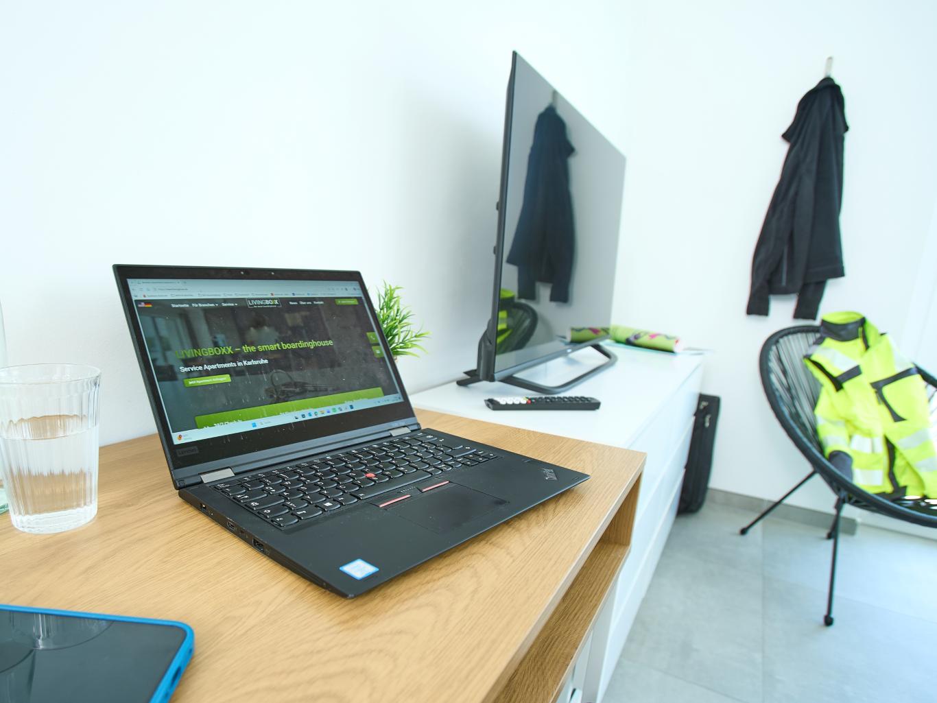 LIVINGBOXX® auf einem Laptop an einem Schreibtisch