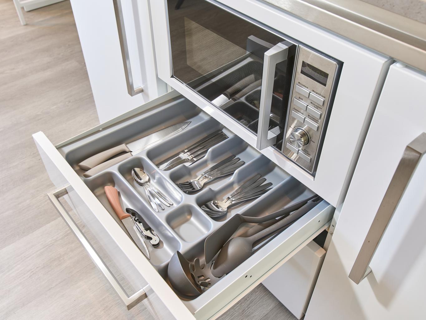 LIVINGBOXX® Küchenschublade mit sortiertem Besteck und Küchenutensilien