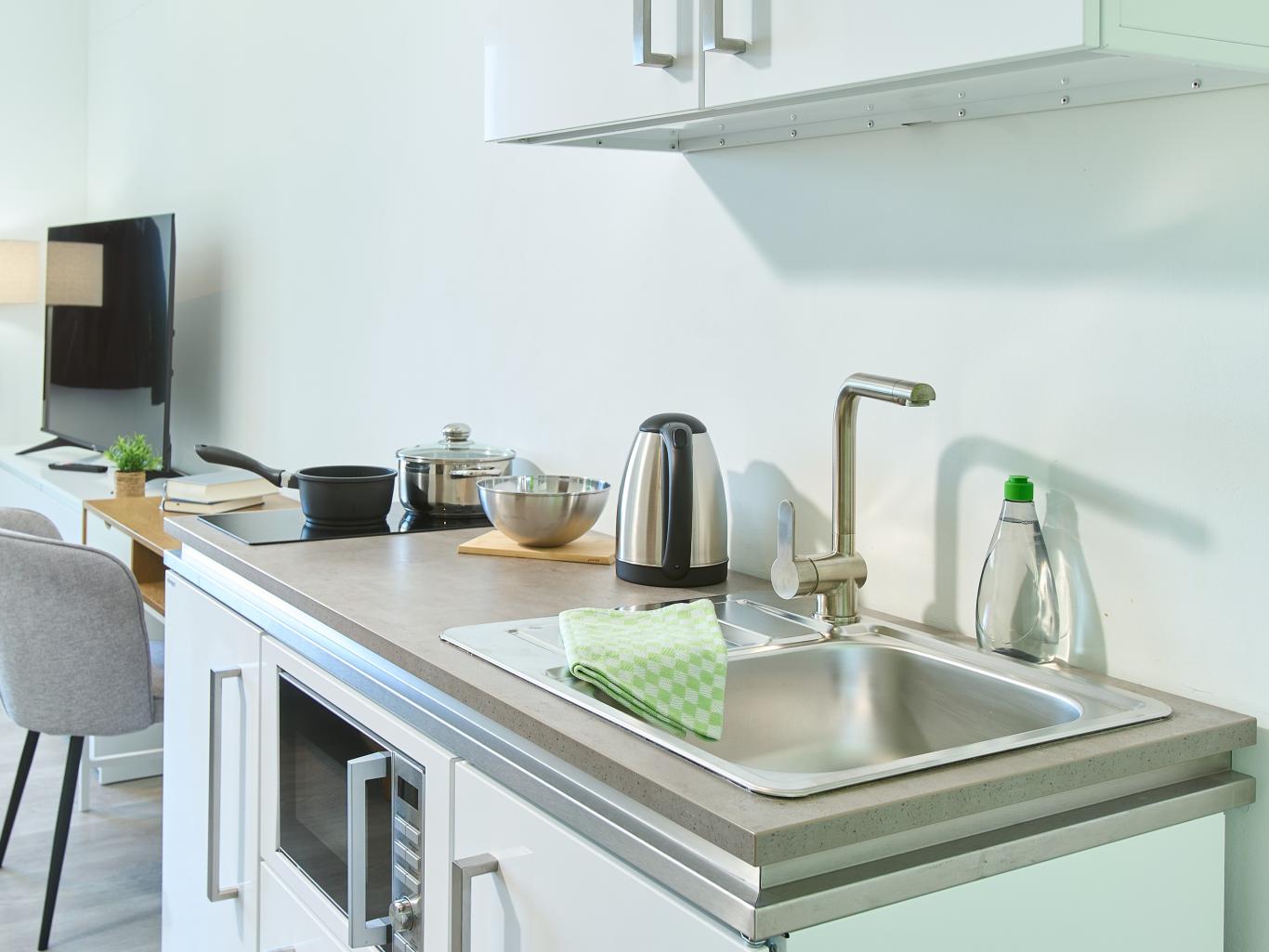 LIVINGBOXX® mit Küchenzeile, Spüle, Wasserkocher und Mikrowelle