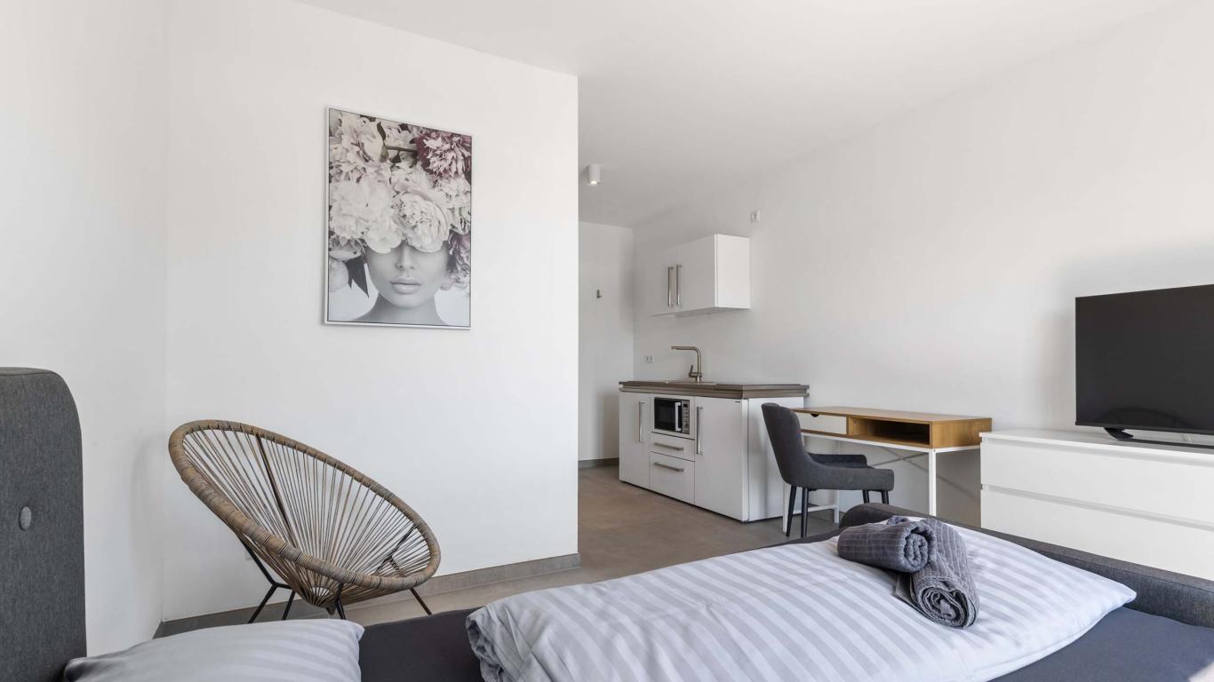 Schlichtes Schlafzimmer mit moderner Einrichtung und LIVINGBOXX® Design