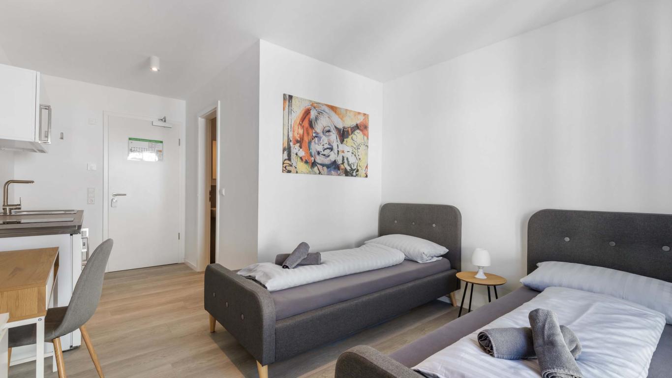Zweibettzimmer mit moderner Einrichtung im LIVINGBOXX® Apartment