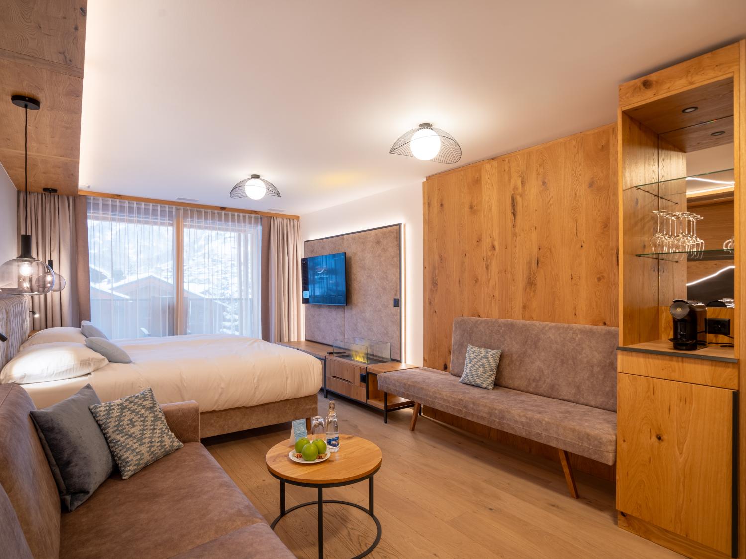 Gemütliches Zimmer im Resort La Ginabelle Zermatt mit modernen Möbeln und Bergblick